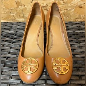 Tory Burch Tan Brown Chelsea Wedge Medallion Pump US 9